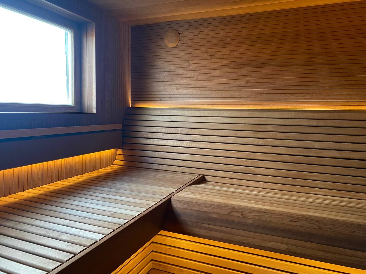 Парная, в которой есть даже Диван! Все детали в ней из термоольхи, а печь с автозаливом сама поддержит температурно- влажностный режим. SaunaTopMasters