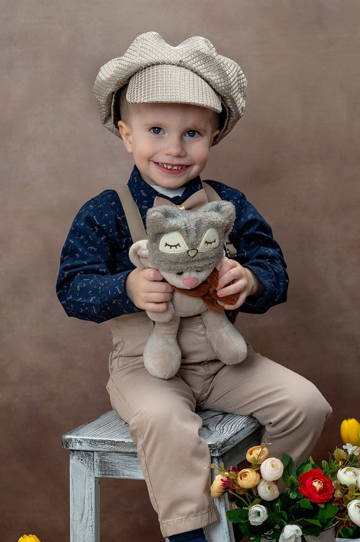 Фотосессия для детского сада стильный парень в кепке 80-х годов.