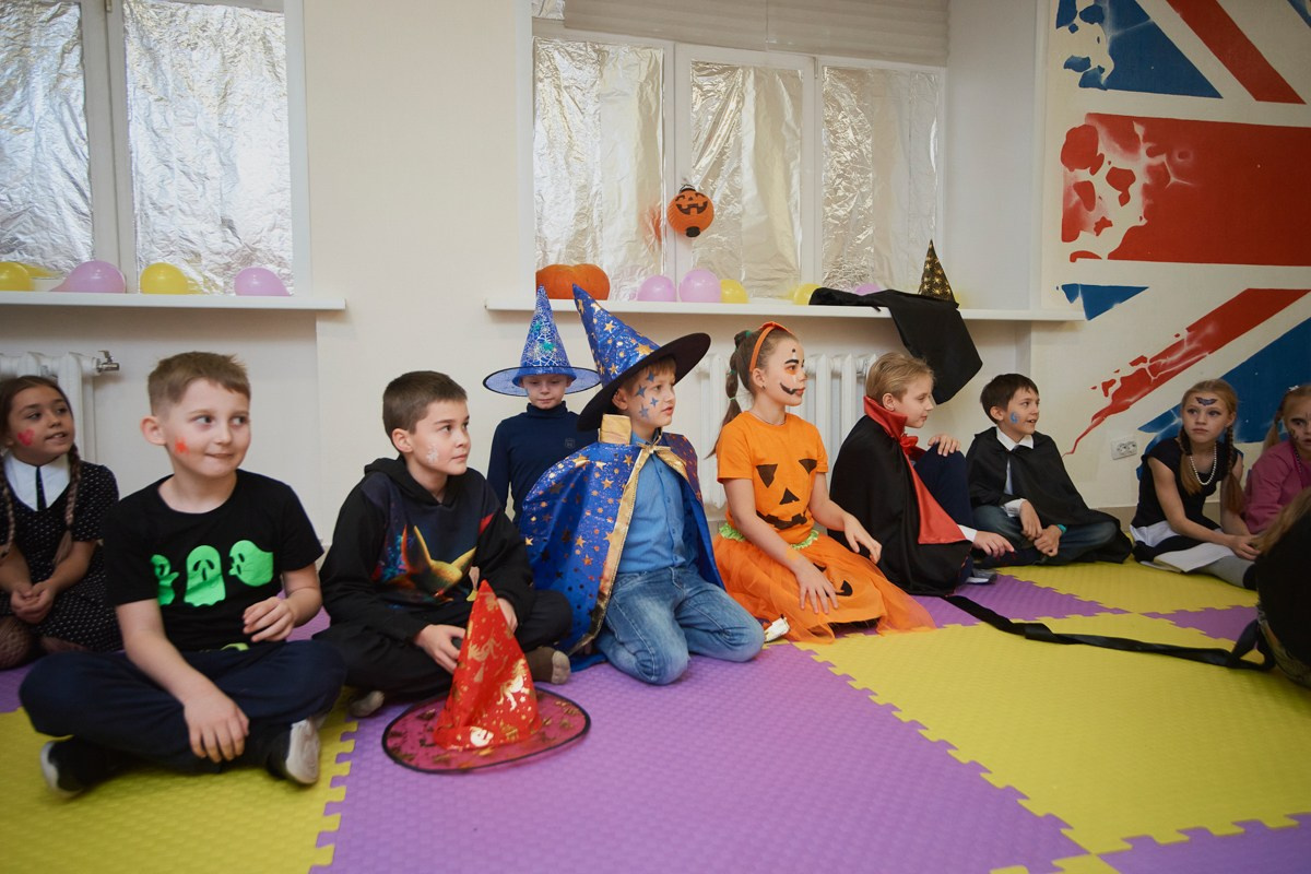 Тематический праздник в языковой школе FunLS. Репортажный и женский фотограф в Новосибирске