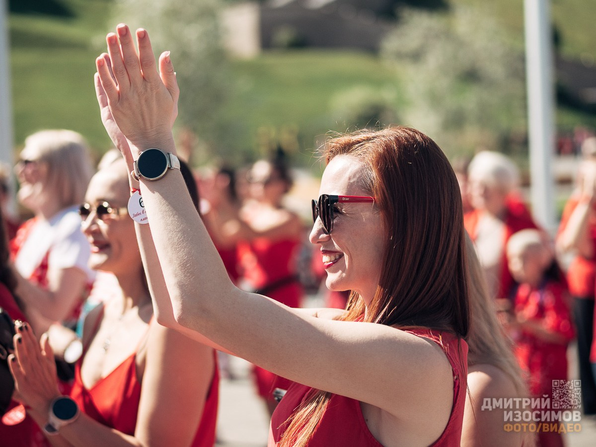 Забег в красных платьях