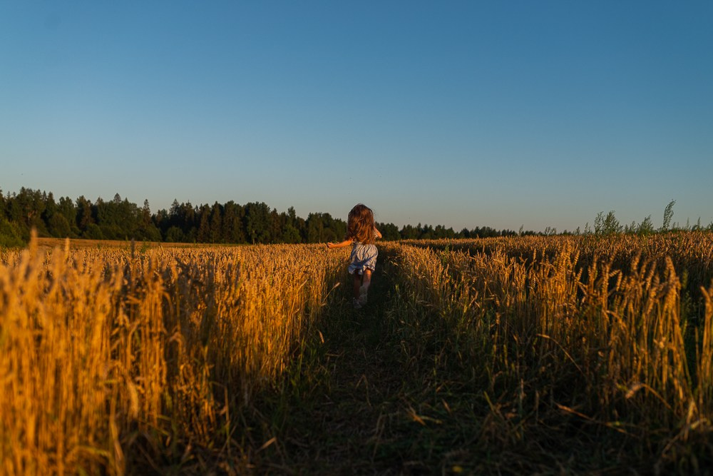 Поле, закат и наши улыбки. Фотограф Мария Ковкова