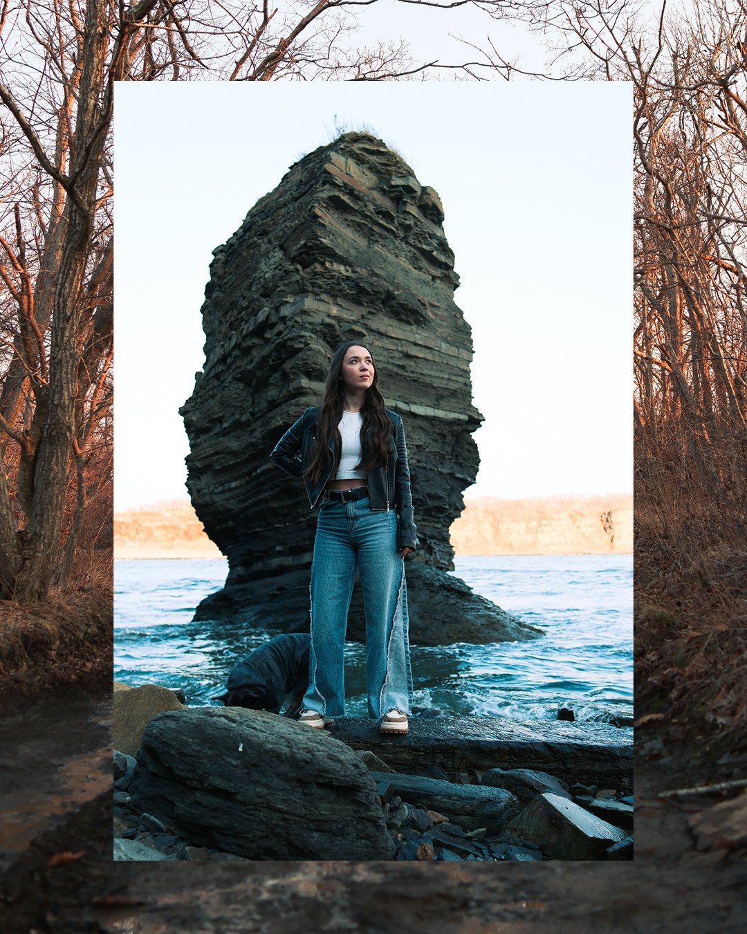 Уличная фотосессия с девушкой в морской бухте рядом с Владивостоком