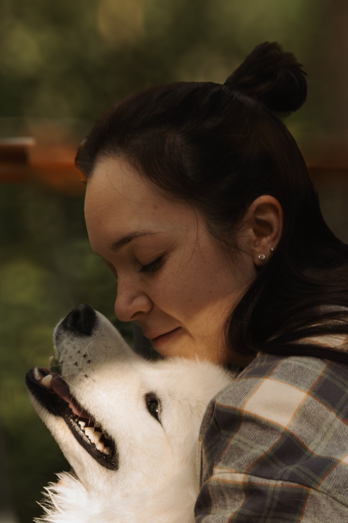 Фотосессия девушки с 2 собаками самоедами в лесопарке. Фотограф-анималист в Москве Екатерина Тихонова