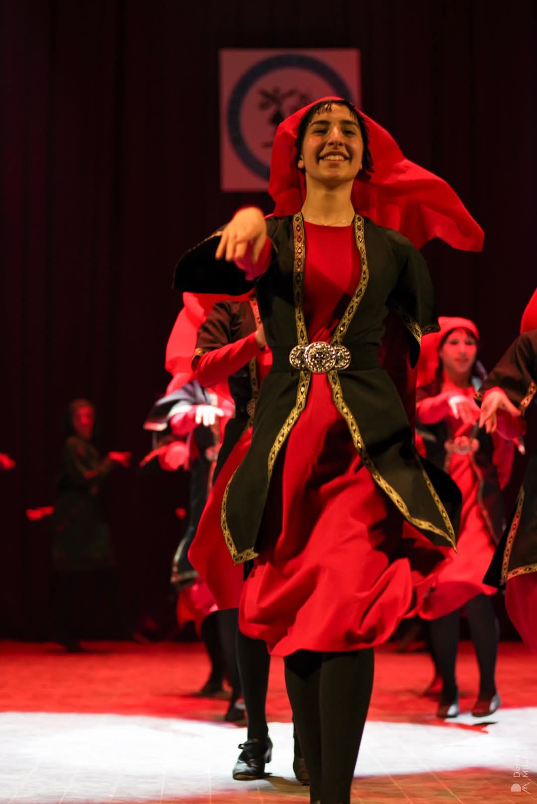 Грузинский танец. Портретный фотограф Денис Милютин