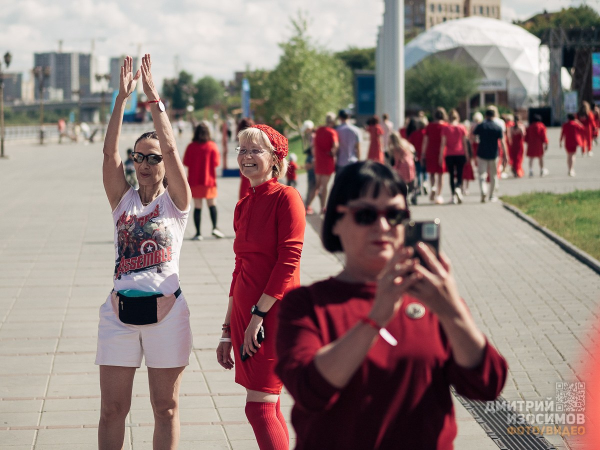Забег в красных платьях