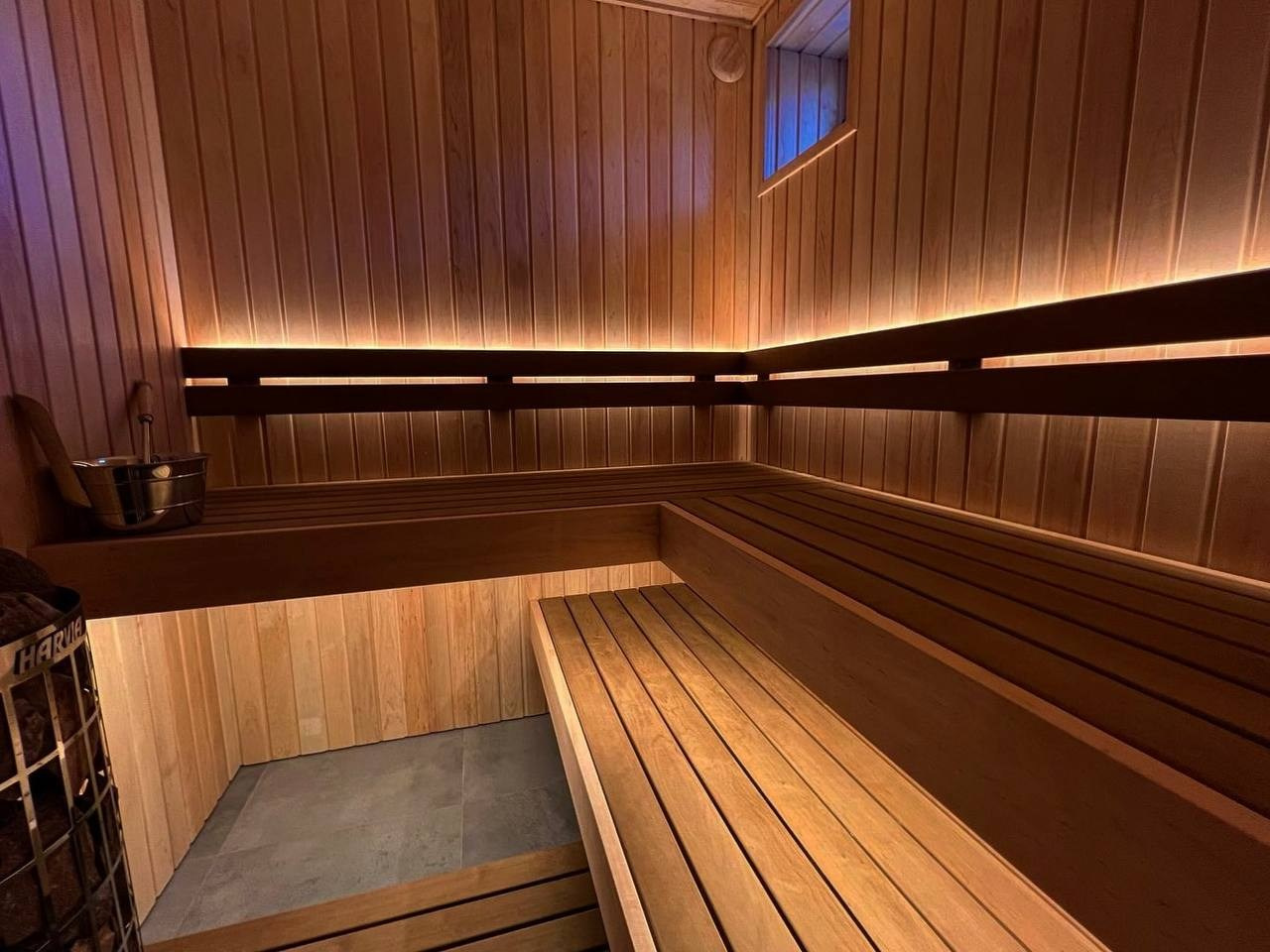 Классика STM в Рахье. Парящие полки, никаких стоек и вертикальных зашивок. Каждый сантиметр пространства должен быть полезным!. SaunaTopMasters