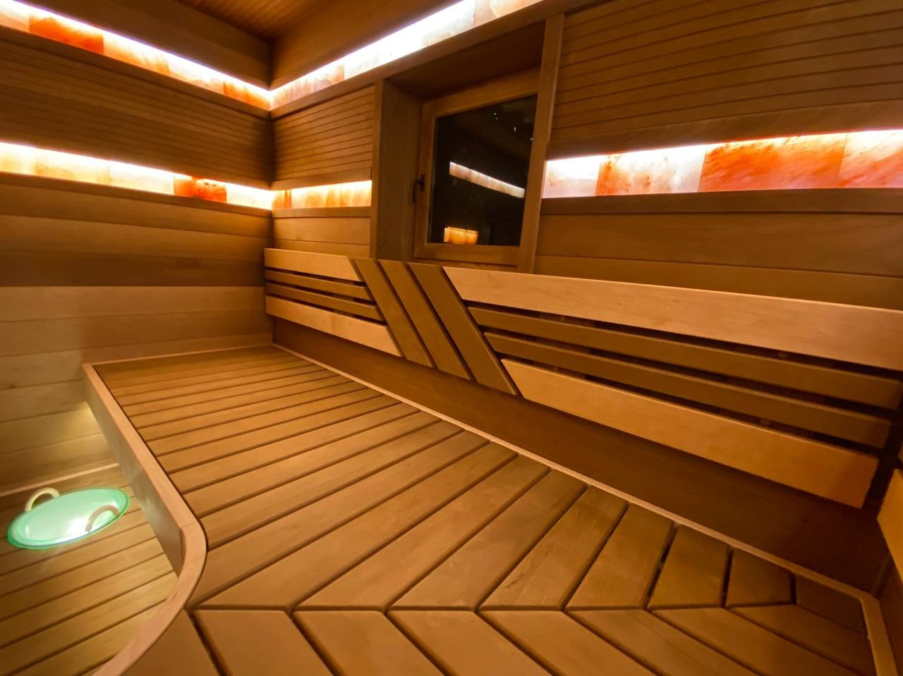 Баня в Домодедово для MBsauna в их фирменном стиле: термоольха, радиальные элементы, солевые линии, оптоволокно и сердце — печь Gefest Grom. SaunaTopMasters