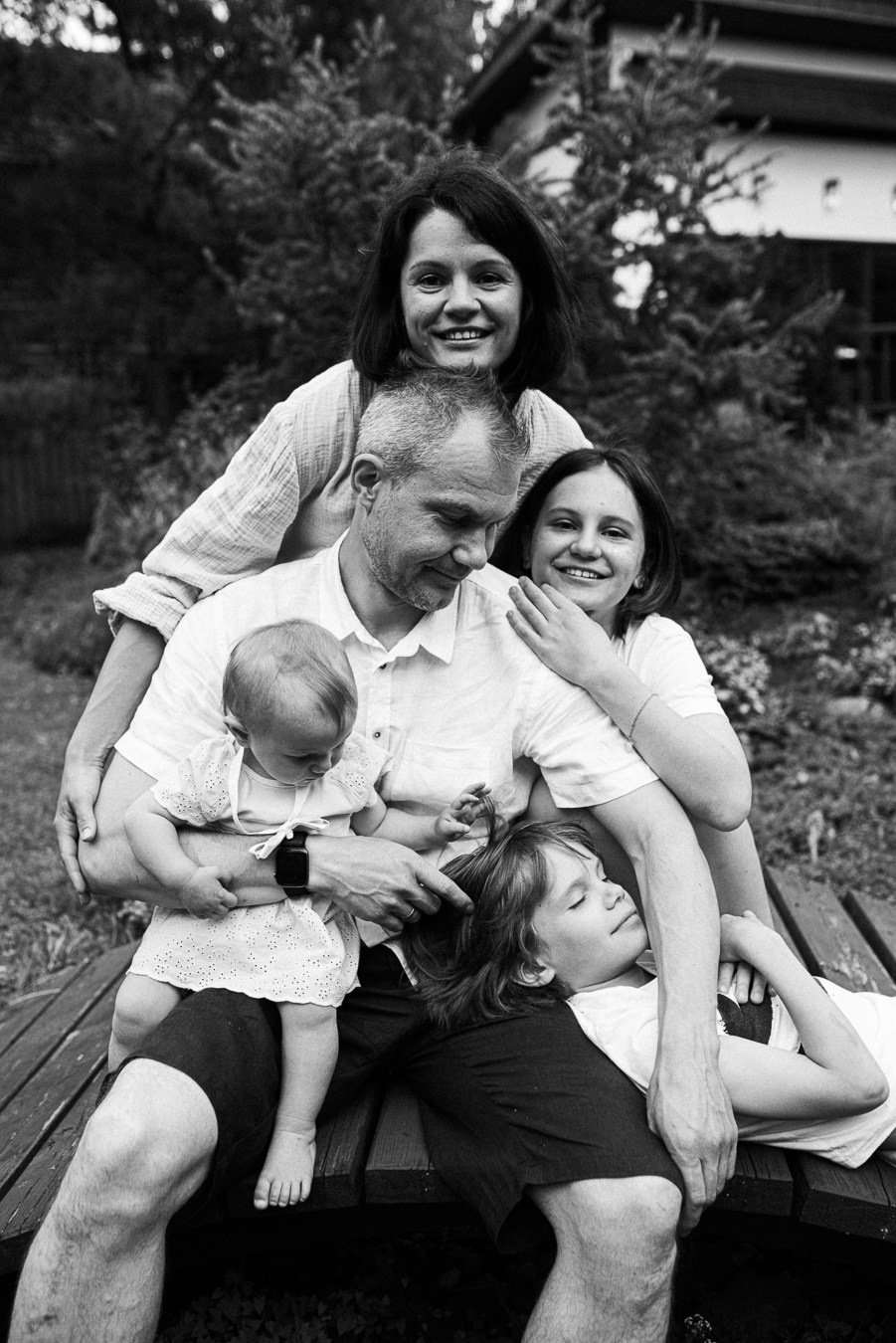 Коля, Ксюша, Саша, Андрей, Кира и бабушки | на даче