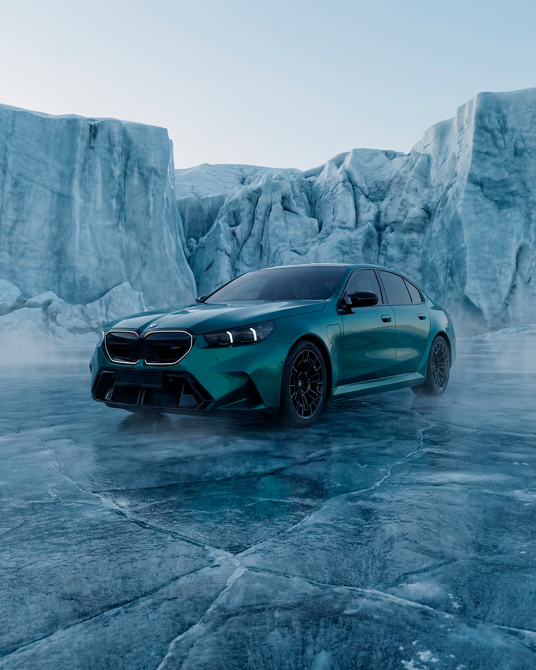 CGI визуализация BMW M5 сине-зелёного цвета вид спереди в три четверти на замёрзшем леднике ледяные стены по бокам туман агрессивный передний бампер
