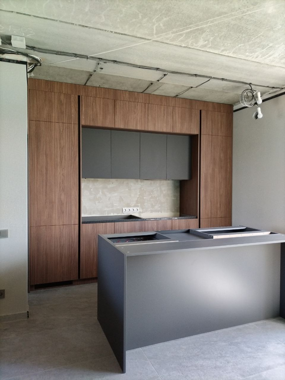 Фото с монтажа |Мебель на заказа: кухни, шкафы и т.д. в Томске. ГУДРУМ — Мебель на заказ в Томске | Кухни | Шкафы | Стулья и Столы