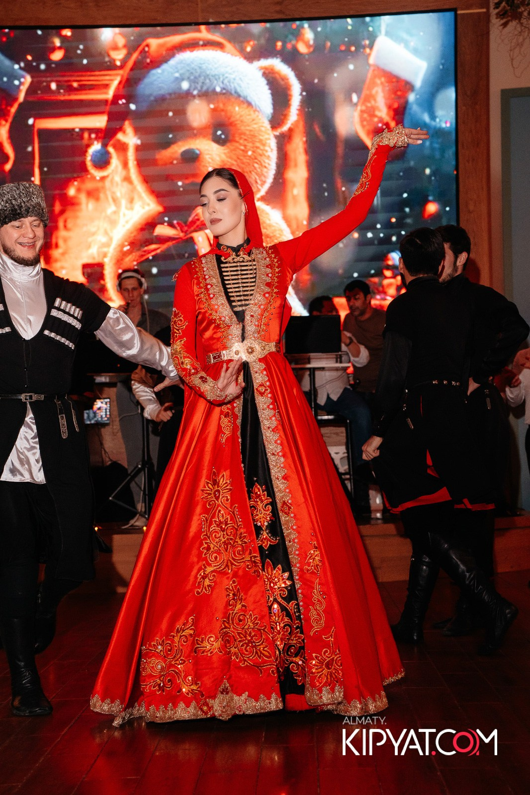 ГРУЗИНСКИЙ ДВОР НА КАБАНБАЙ БАТЫРА. КИПЯТКОМ АЛМАТЫ!