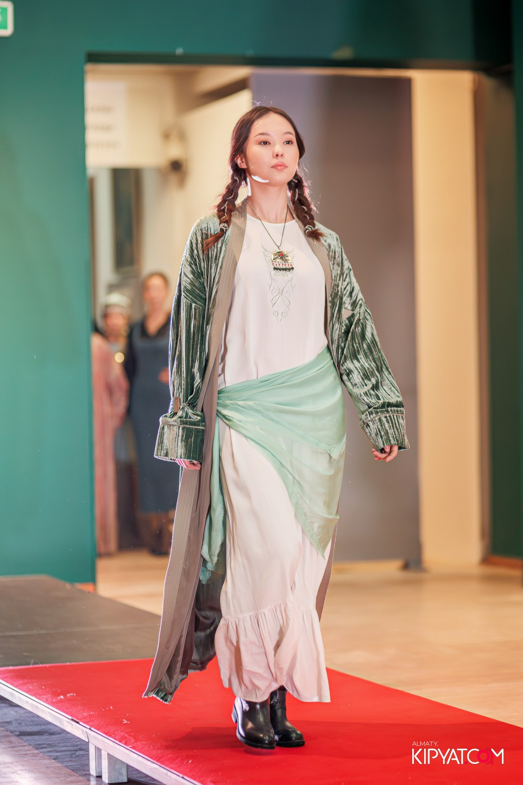 FASHION ПОКАЗ, КАЗАХСКОЙ НАЦИОНАЛЬНОЙ ОДЕЖДЫ. КИПЯТКОМ АЛМАТЫ!