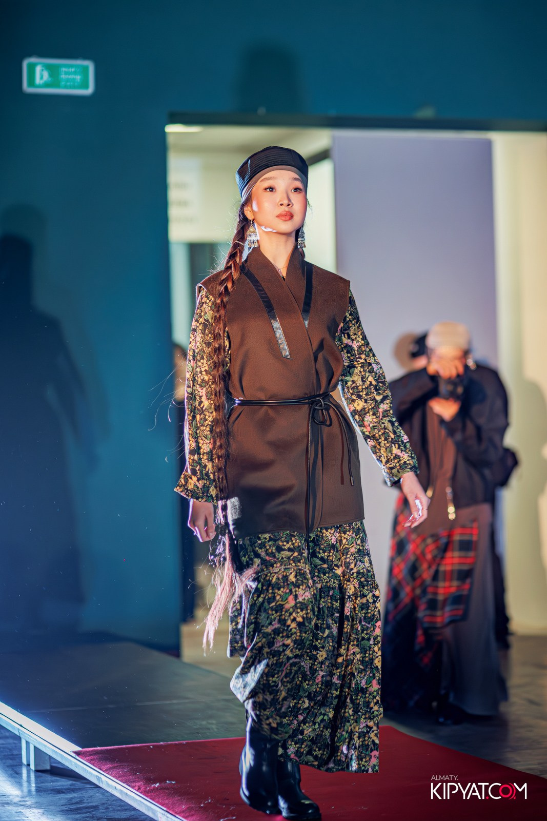 FASHION ПОКАЗ, КАЗАХСКОЙ НАЦИОНАЛЬНОЙ ОДЕЖДЫ. КИПЯТКОМ АЛМАТЫ!