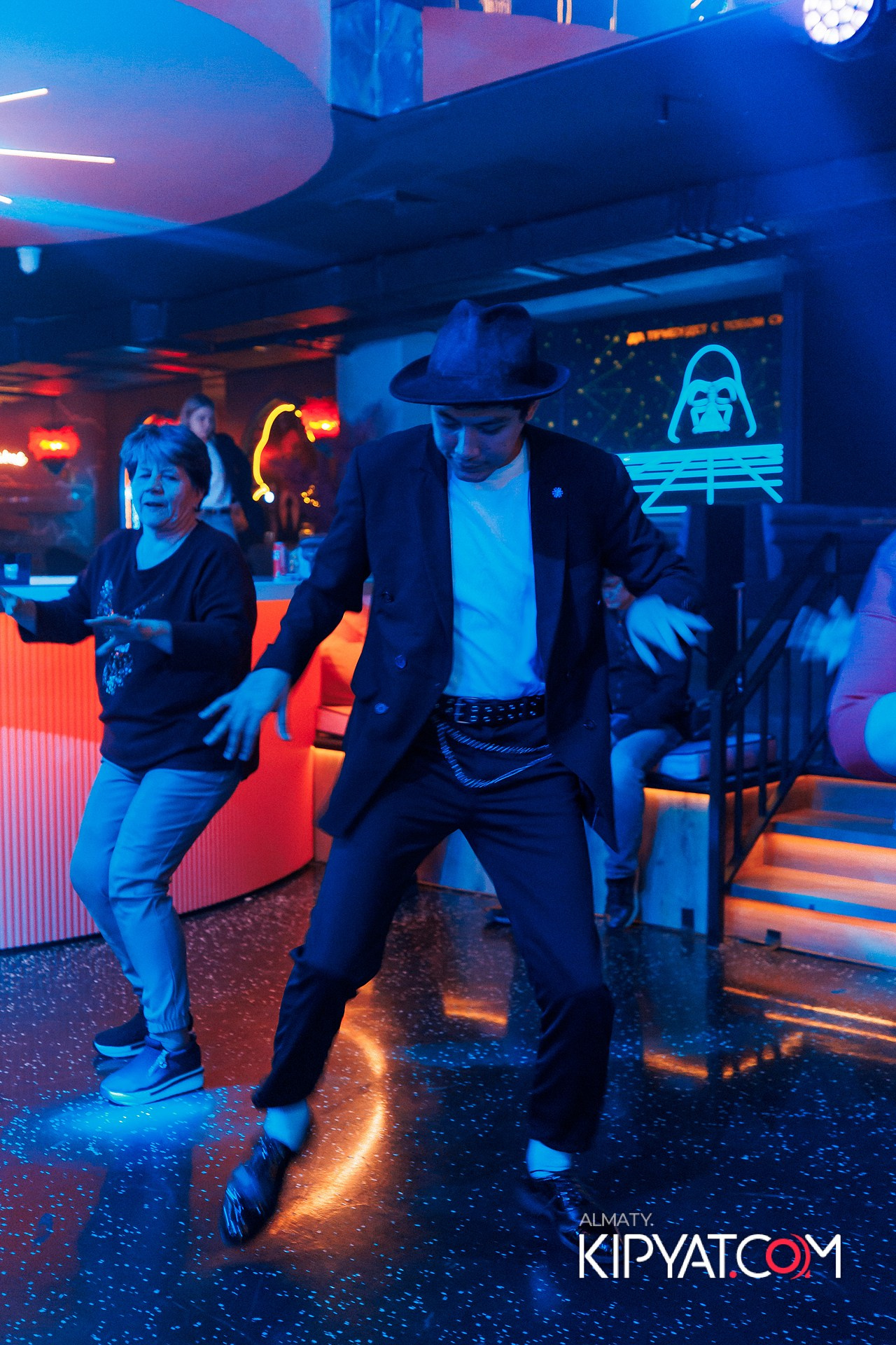 ПРЕЗЕНТАЦИЯ КНИГИ ВИКТОРА ЕЛИСЕЕВА. КИПЯТКОМ АЛМАТЫ!