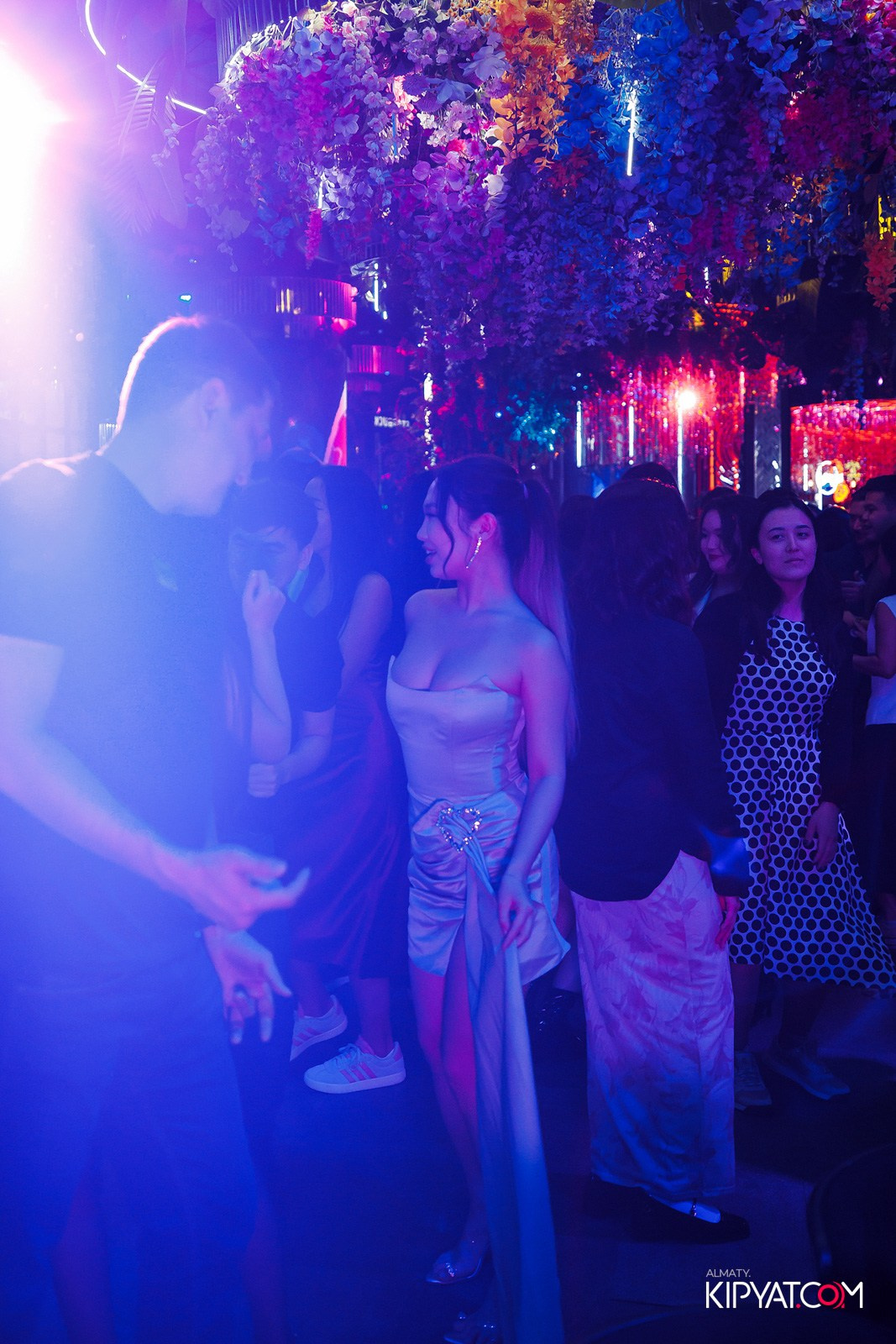 FRIENDS BAR & TERRACE. КИПЯТКОМ АЛМАТЫ!