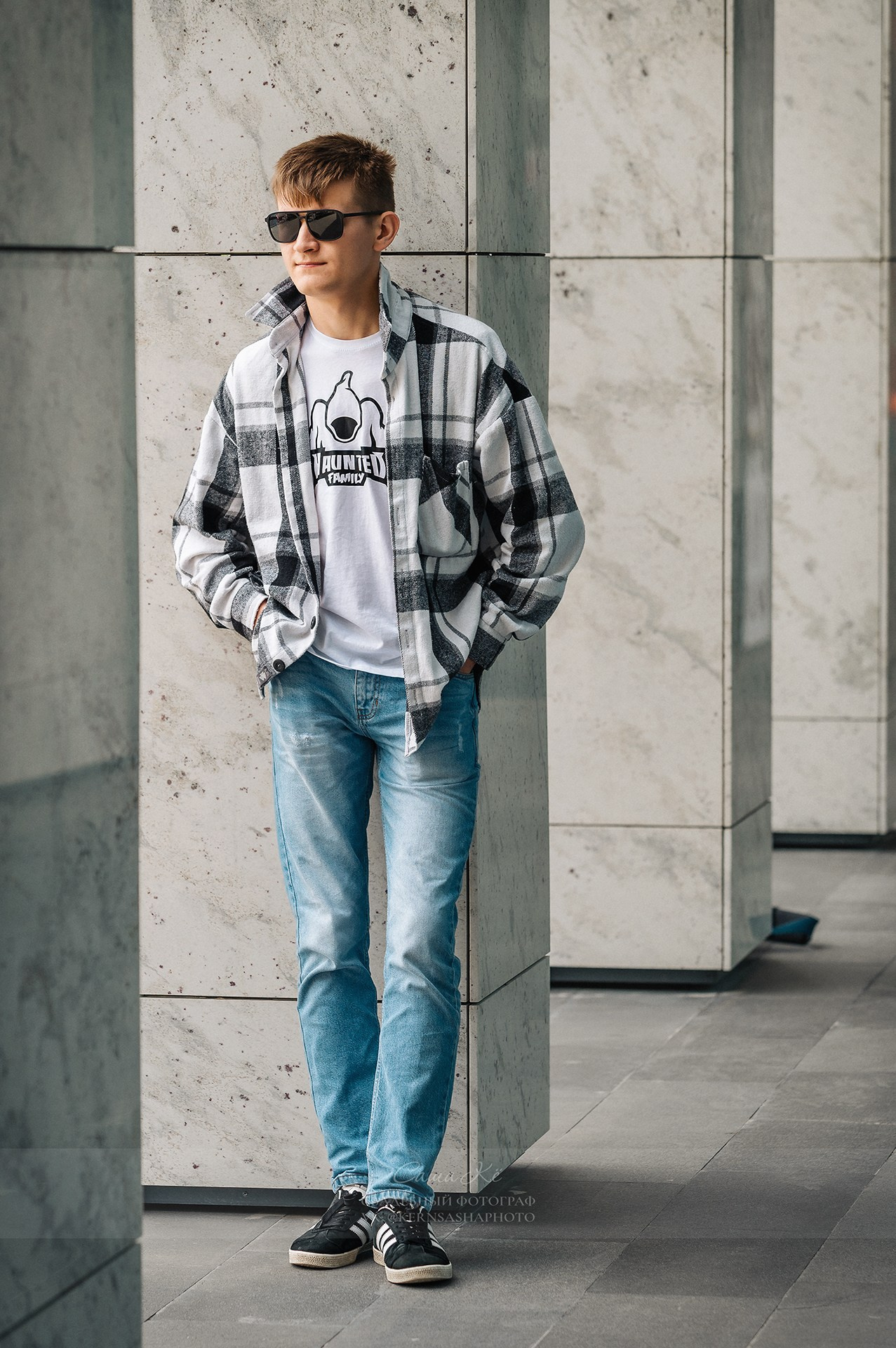 Эмоциональные свадебные кадры в отеле Ривер Парк — стиль и свет. Свяжитесь для консультации.