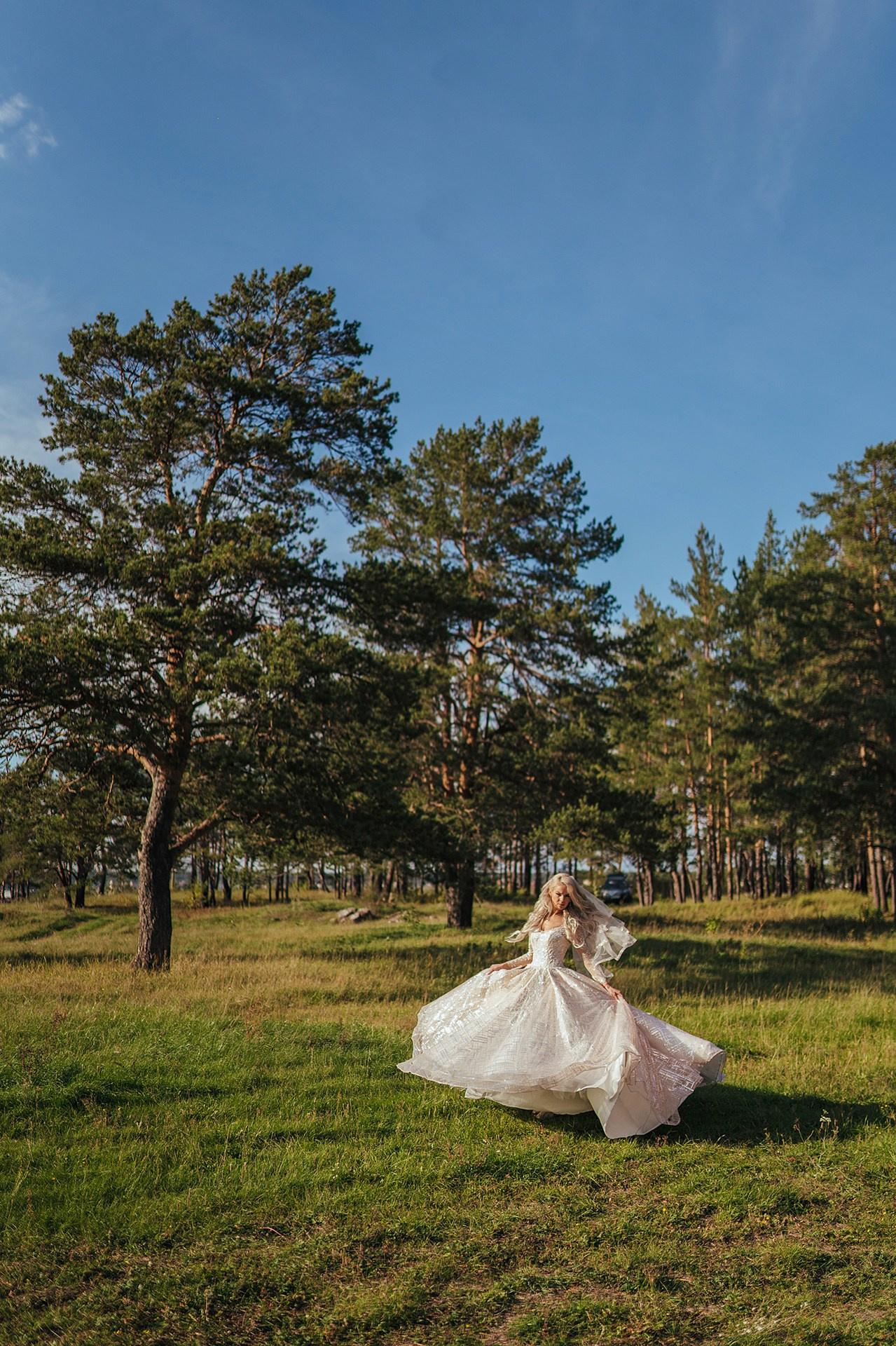 Невеста красуется на красивом природном пейзаже в лесу