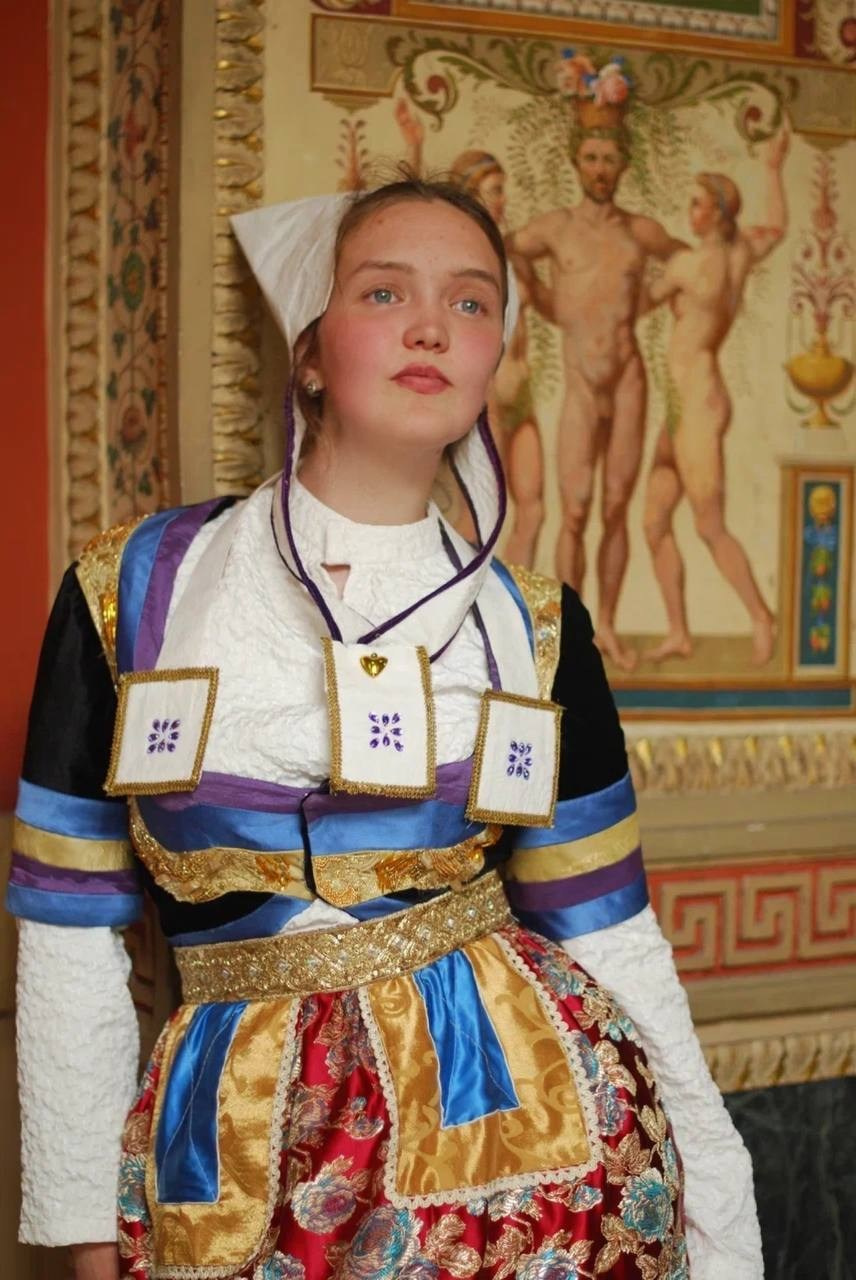 Французский народный. Костюмер, художник кино и телевидения в спб