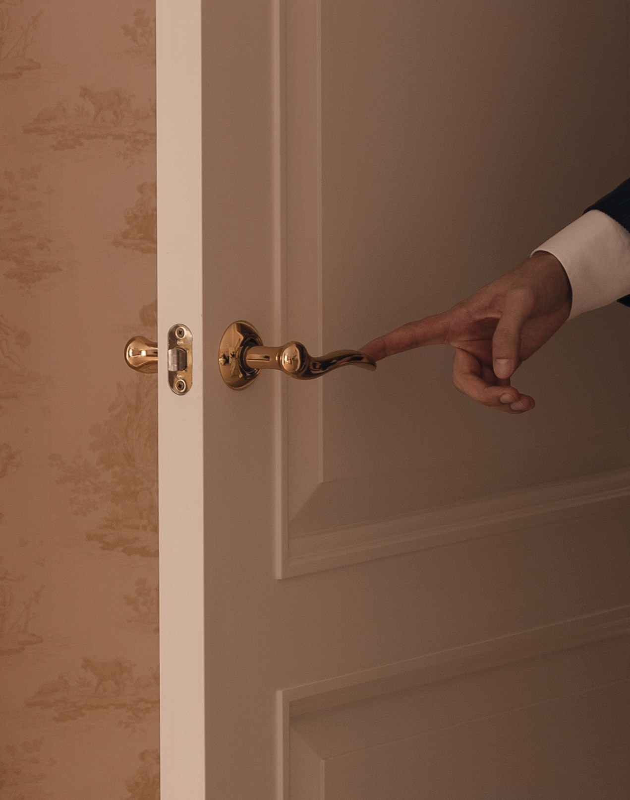 В ЛУЧАХ ЗАКАТА НА БЕРЕГУ МОРСКОМ