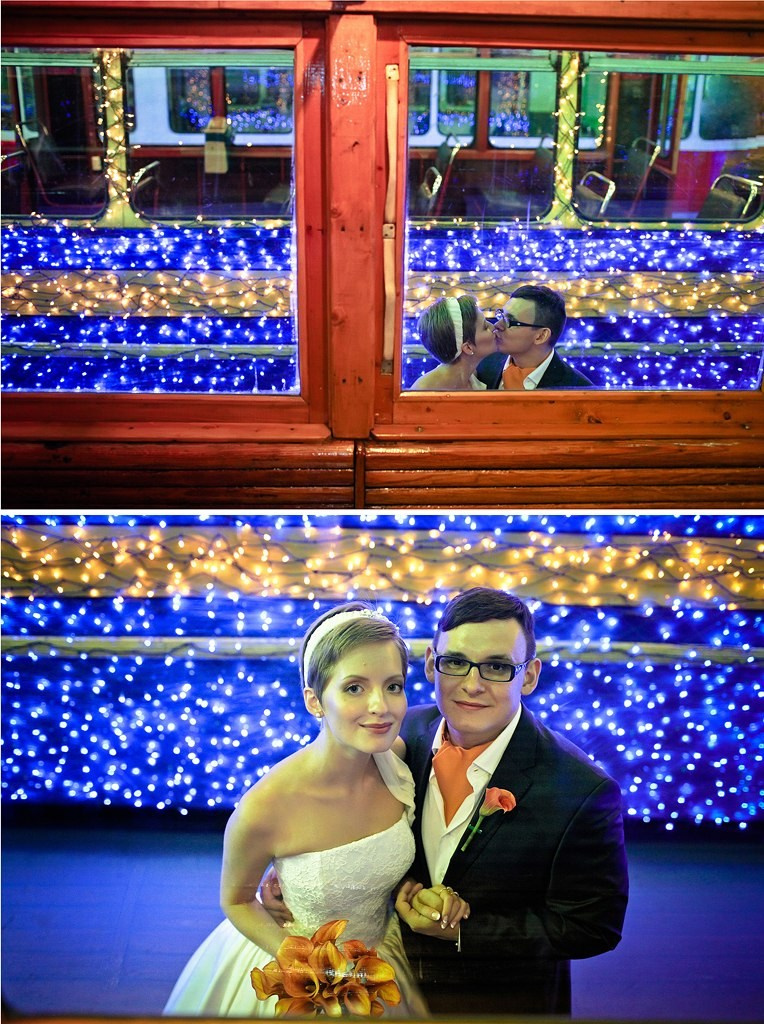 молодожены целуются на фоне старинного светящегося трамвая 