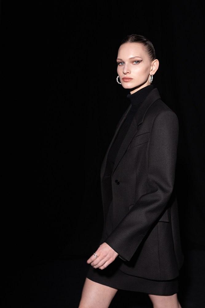 Девушка в черном оверсайз жакете на черном фоне в профиль)Изысканная fashion съемка в студии, строгий приталенный силуэт, высокая мода. Авторский минималистичный портрет, графичный черно-белый эдиториал для журнала, фотограф Алексей Цветков. Premium fashion editorial photography by Alex Tsvetkov. High fashion architecture style, luxury creative B&W portrait in Moscow.