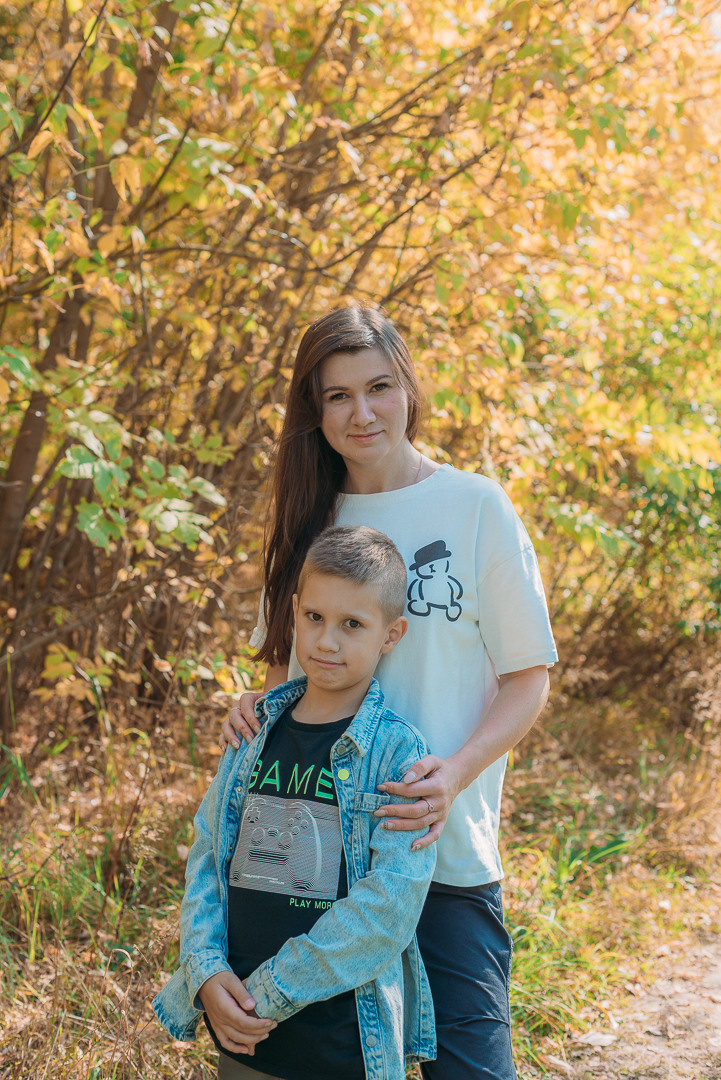 Мама с сыном.Золотая осень