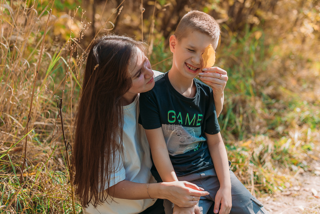 Мама с сыном.Золотая осень