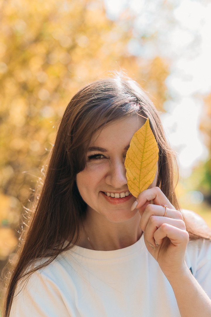 Мама с сыном.Золотая осень