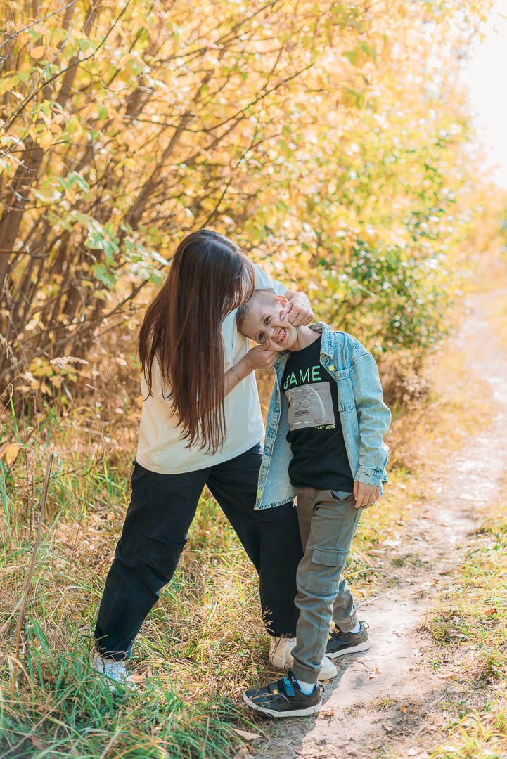 Мама с сыном.Золотая осень
