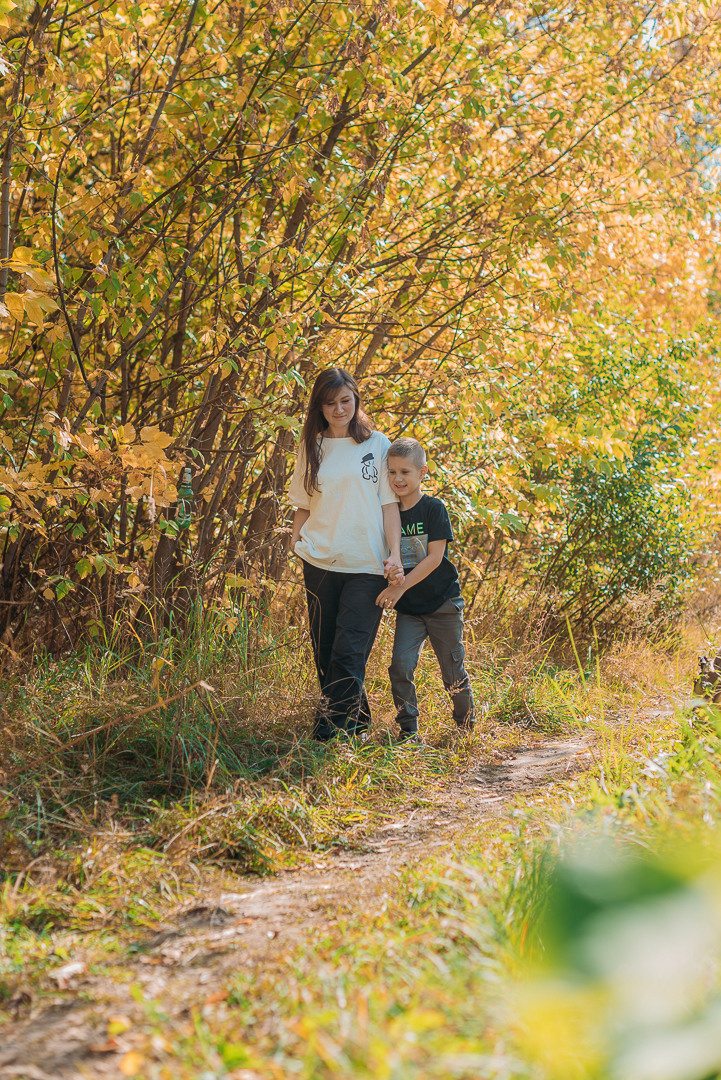 Мама с сыном.Золотая осень