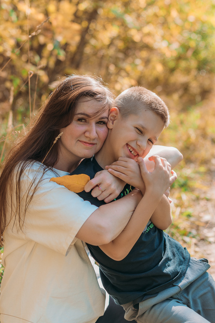 Мама с сыном.Золотая осень