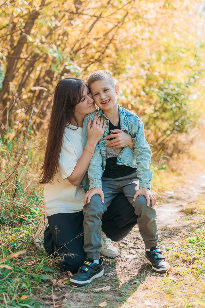 Мама с сыном.Золотая осень