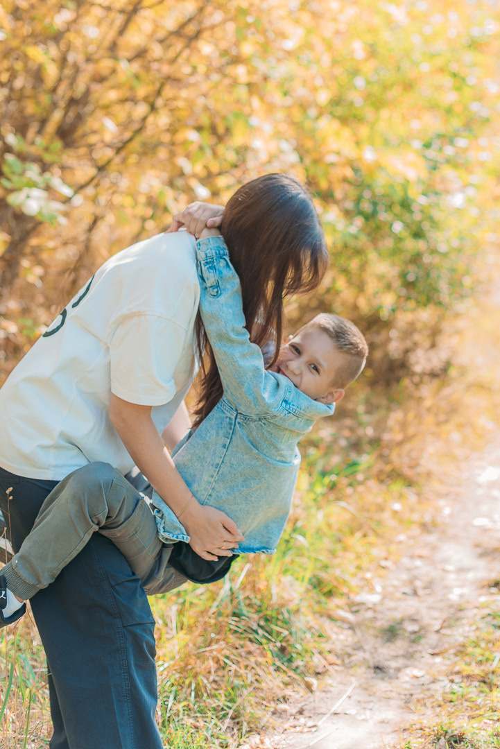 Мама с сыном.Золотая осень