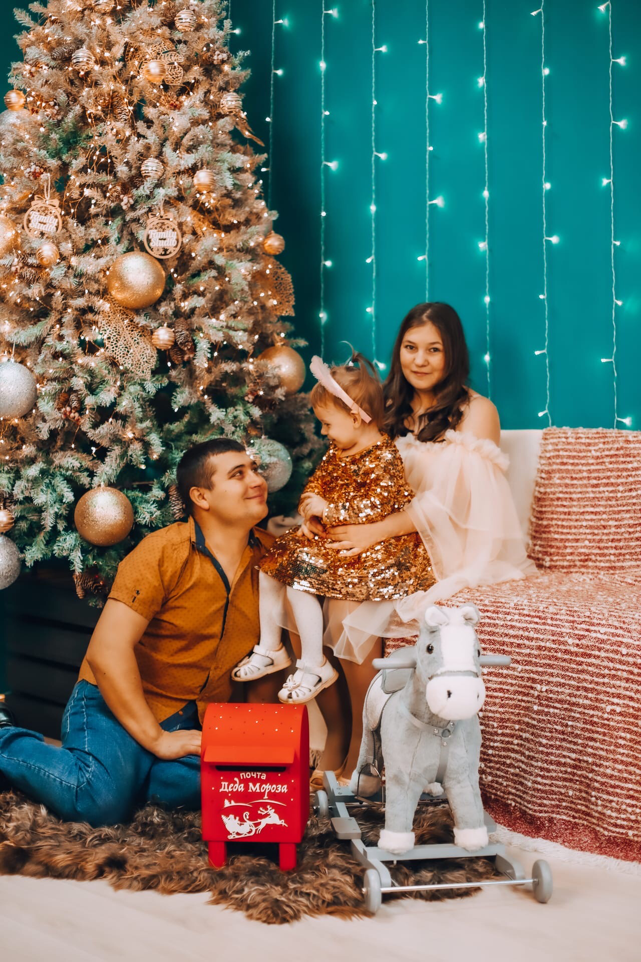 Семья Скичко Новый год 2022. Фотограф беременности и семейных историй Эльвира Акарибе в городе Краснодар!