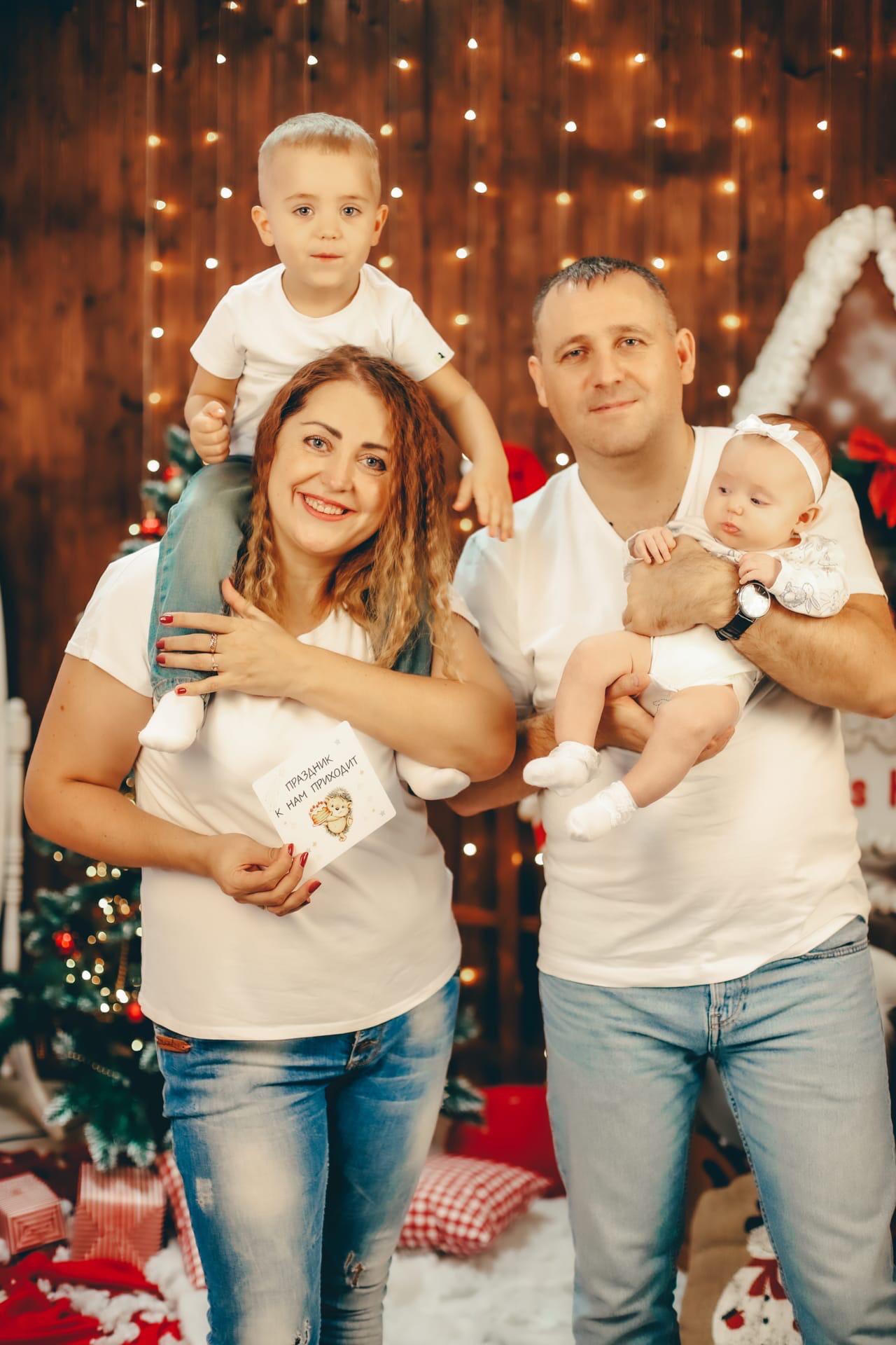 Семья Остапенко Новый год 2022. Фотограф беременности и семейных историй Эльвира Акарибе в городе Краснодар!