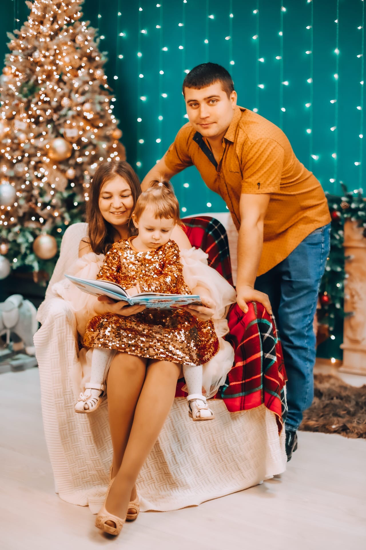 Семья Скичко Новый год 2022. Фотограф беременности и семейных историй Эльвира Акарибе в городе Краснодар!