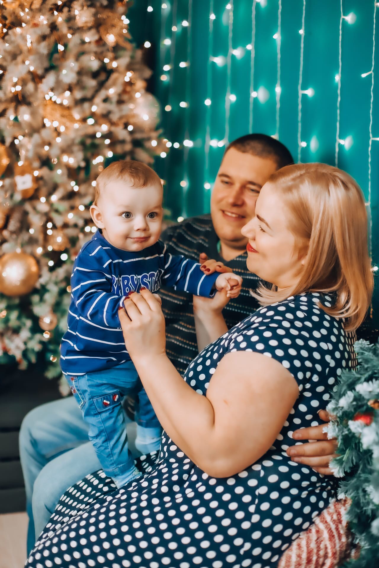 Семья Сивидовых Новый год 2022. Фотограф беременности и семейных историй Эльвира Акарибе в городе Краснодар!