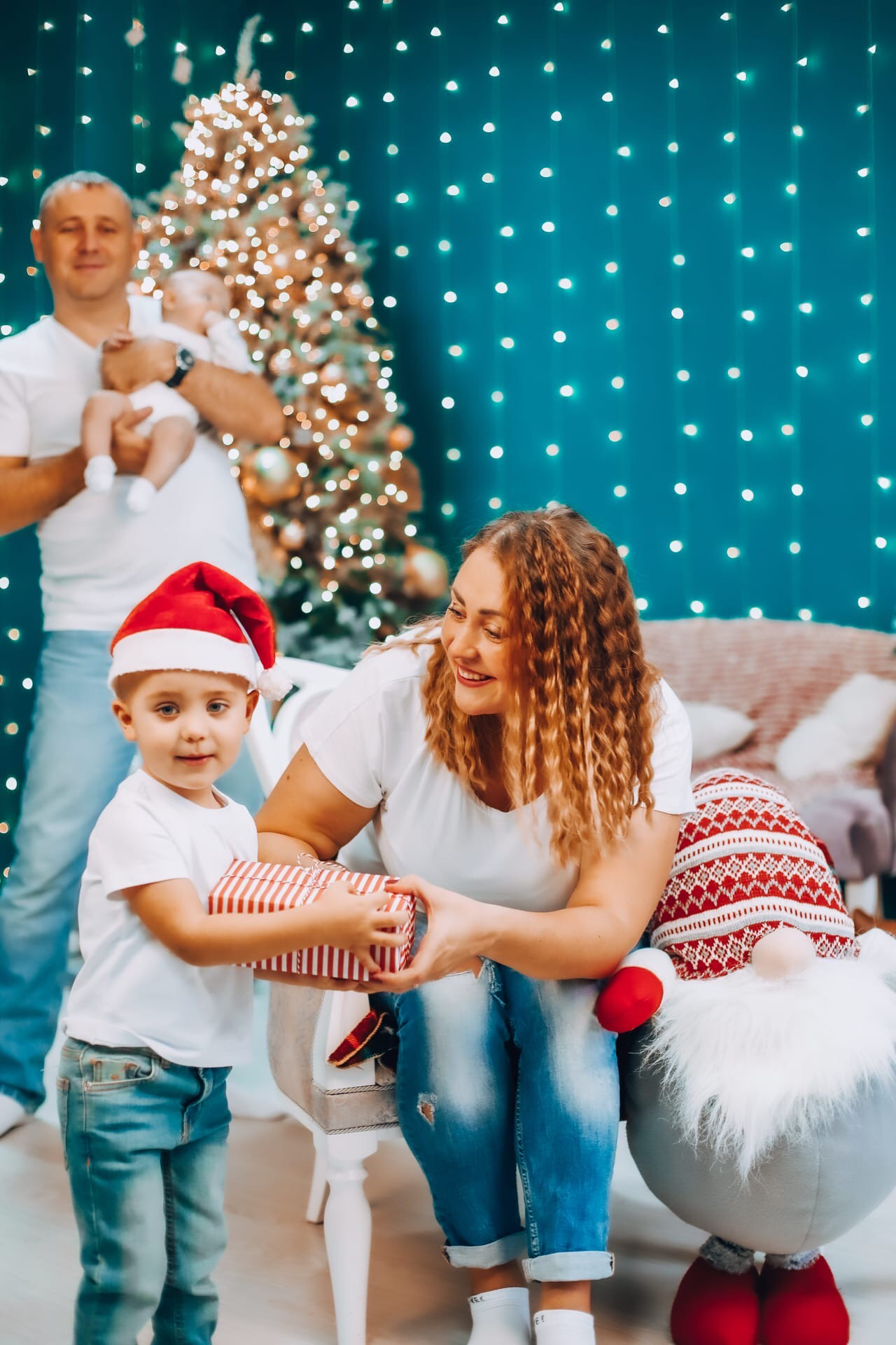 Семья Остапенко Новый год 2022. Фотограф беременности и семейных историй Эльвира Акарибе в городе Краснодар!