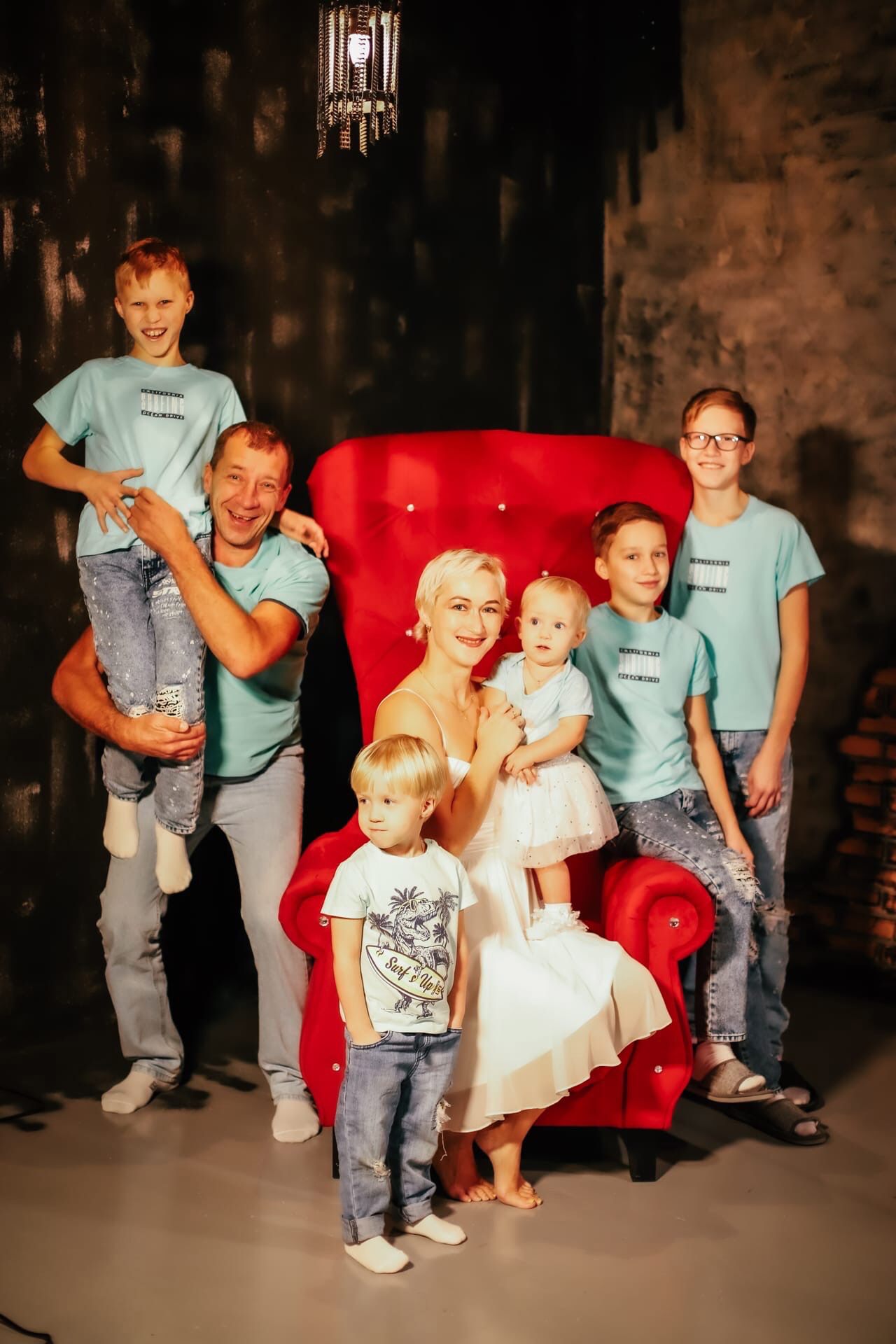 Семья Наследниковых Новый год 2022. Фотограф беременности и семейных историй Эльвира Акарибе в городе Краснодар!