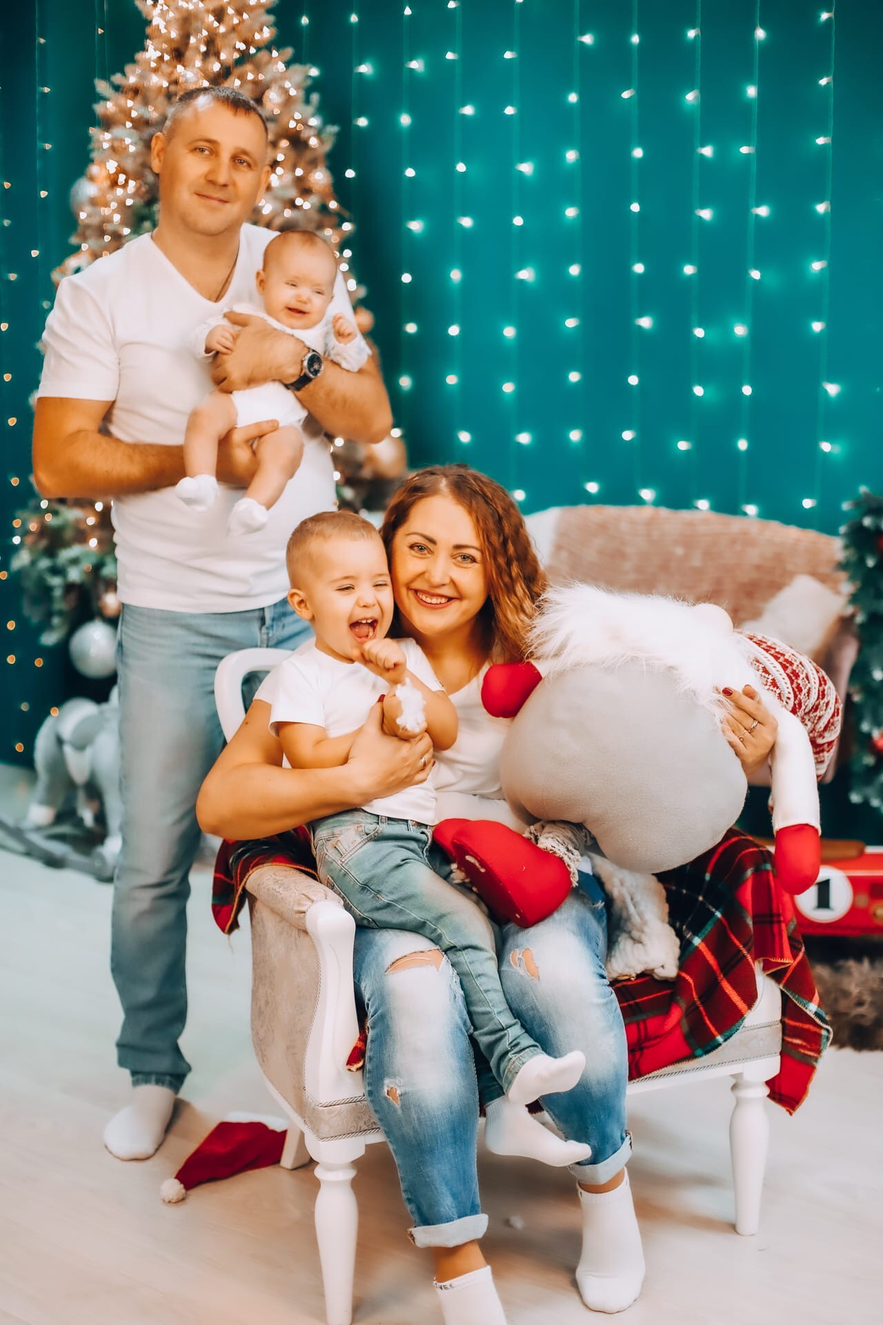 Семья Остапенко Новый год 2022. Фотограф беременности и семейных историй Эльвира Акарибе в городе Краснодар!