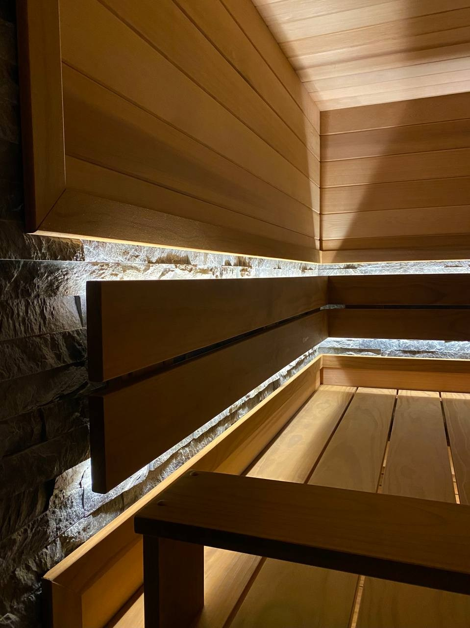Парная у залива из канадского кедра и новозеландской термососны, с камнем за спинкой для дополнительного прогрева во время парения. SaunaTopMasters