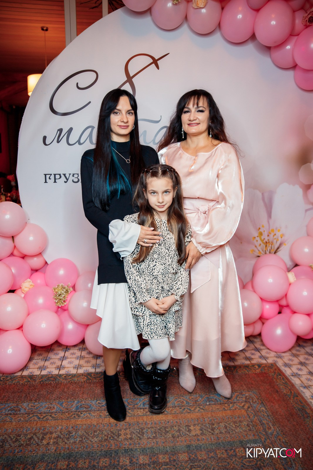 ГРУЗИНСКИЙ ДВОР НА КАБАНБАЙ БАТЫРА. КИПЯТКОМ АЛМАТЫ!