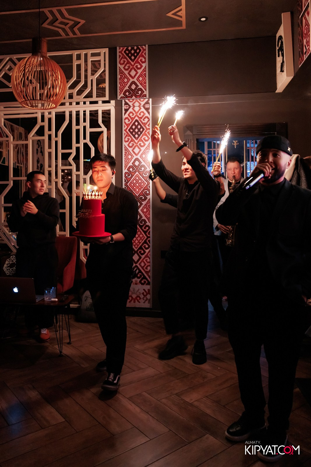 ЗАЯ, НА БИС. КИПЯТКОМ АЛМАТЫ!