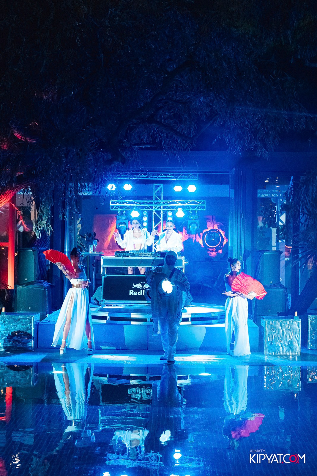 EDEN POOL & BAR. КИПЯТКОМ АЛМАТЫ!