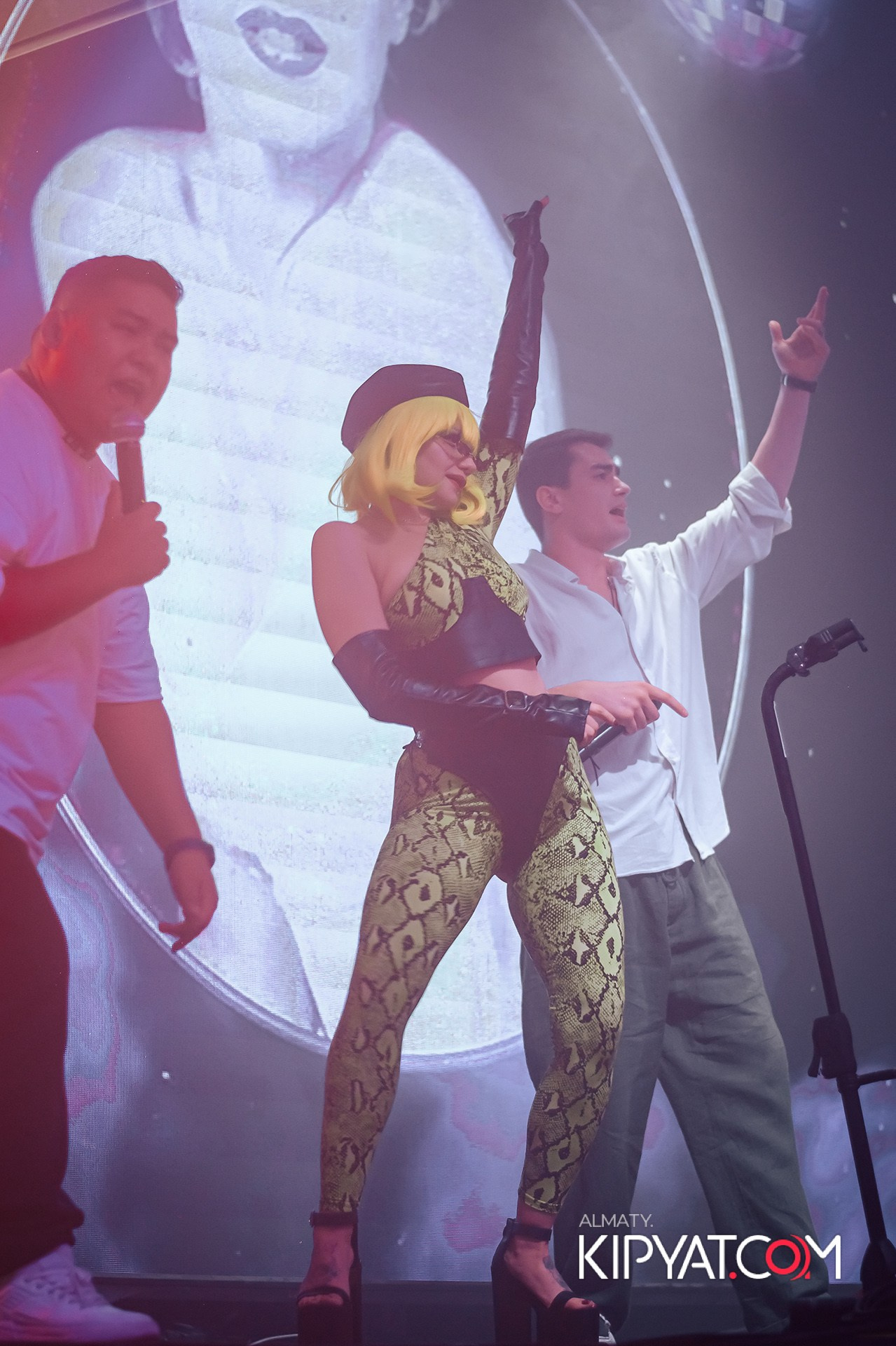 SANTA BARBARA ВЫСТУПЛЕНИЕ ГРУППЫ БРАТЬЯ ГРИММ. КИПЯТКОМ АЛМАТЫ!