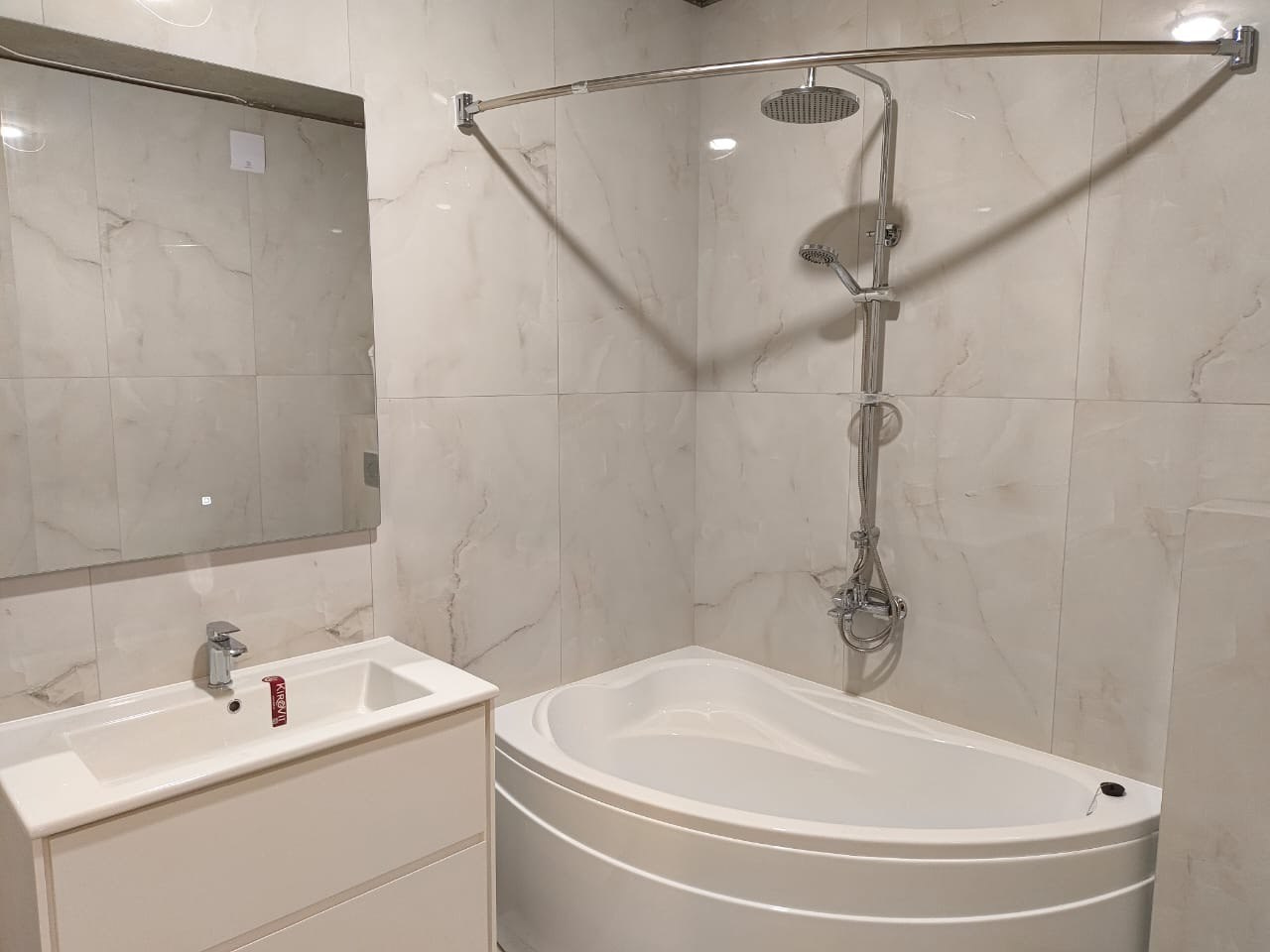 Ванная комната (ул. Симонова д. 11). Ремонт санузла, туалета, ванной под ключ в Казани. Укладка плитки