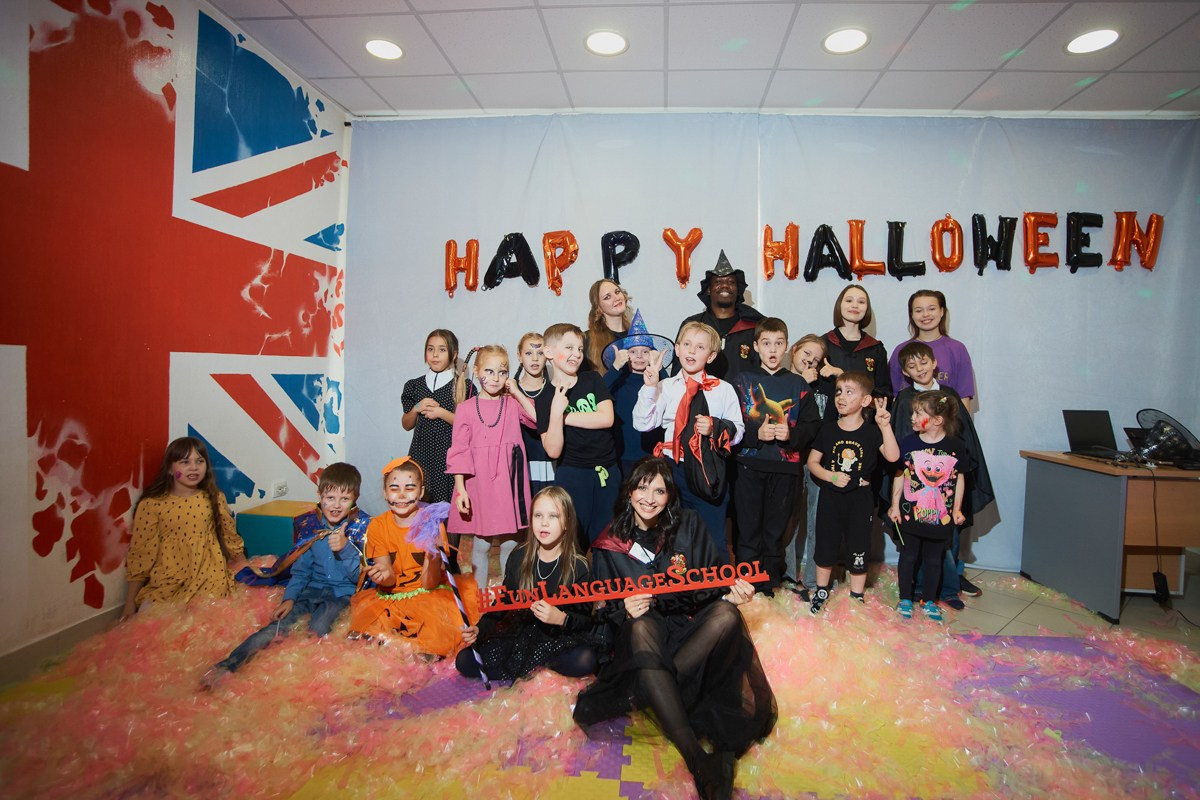 Тематический праздник в языковой школе FunLS. Репортажный и женский фотограф в Новосибирске