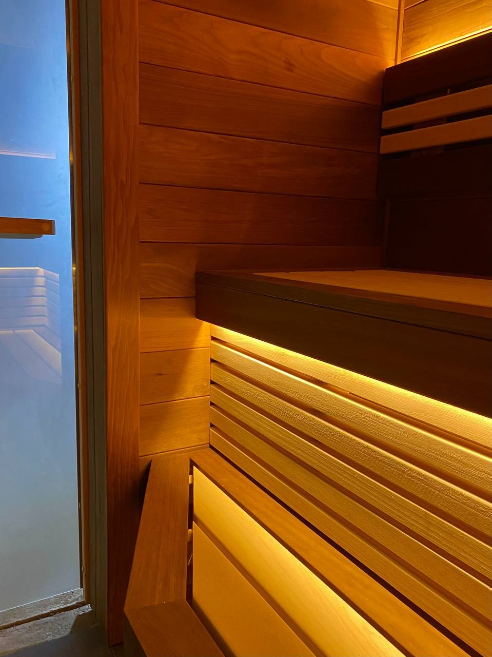 Сауна под Кировском. Парная выполнена из комбинации Абаши и Термоабаши. А в Противопожарном углу красуется печь Sawo Aries. SaunaTopMasters