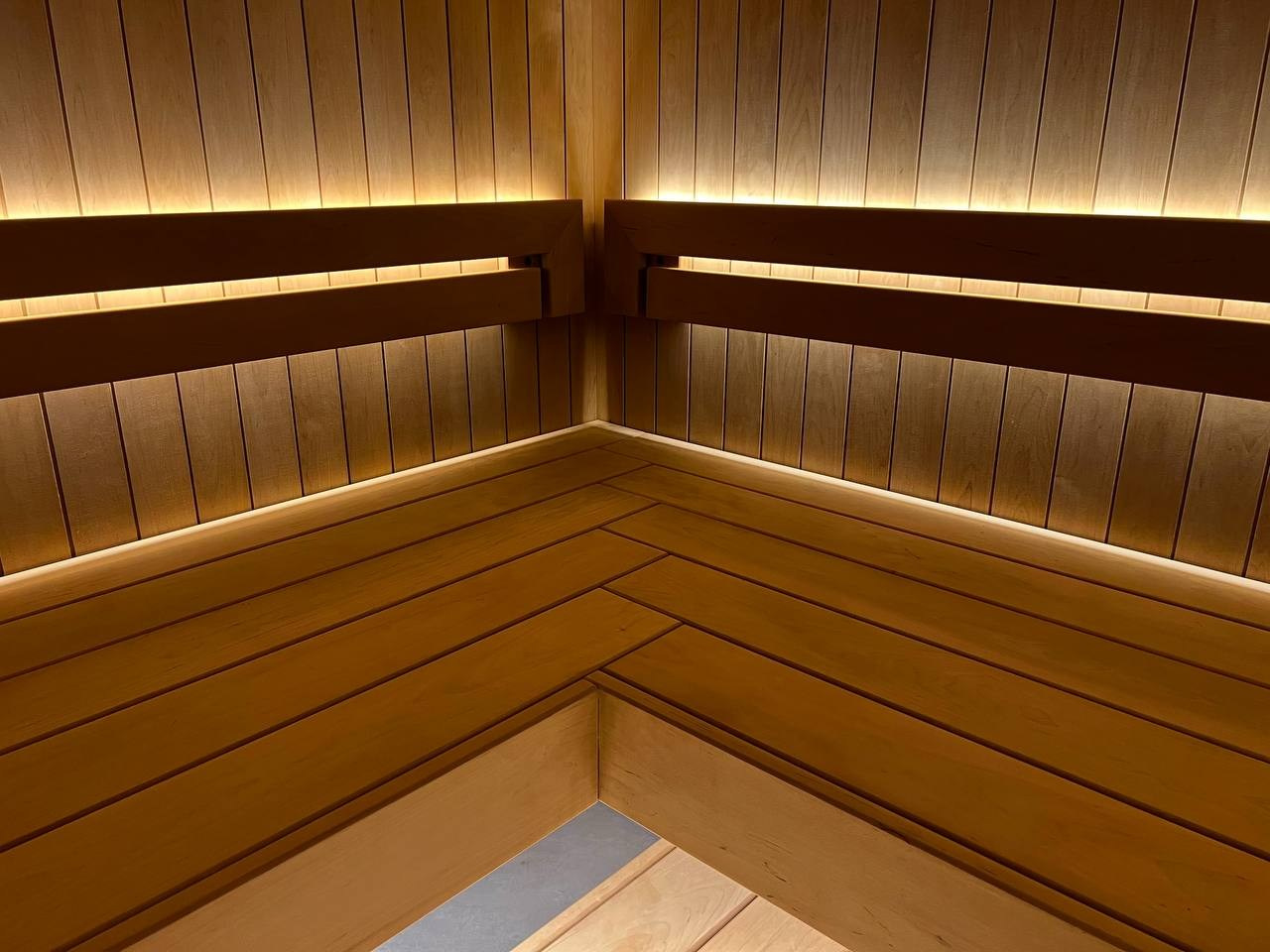 Парная в Гармонии из термоольхи на базе каменки Изистим Сочи с можжевеловым панно, теплой закарнизной подсветкой и крымскими травами. SaunaTopMasters