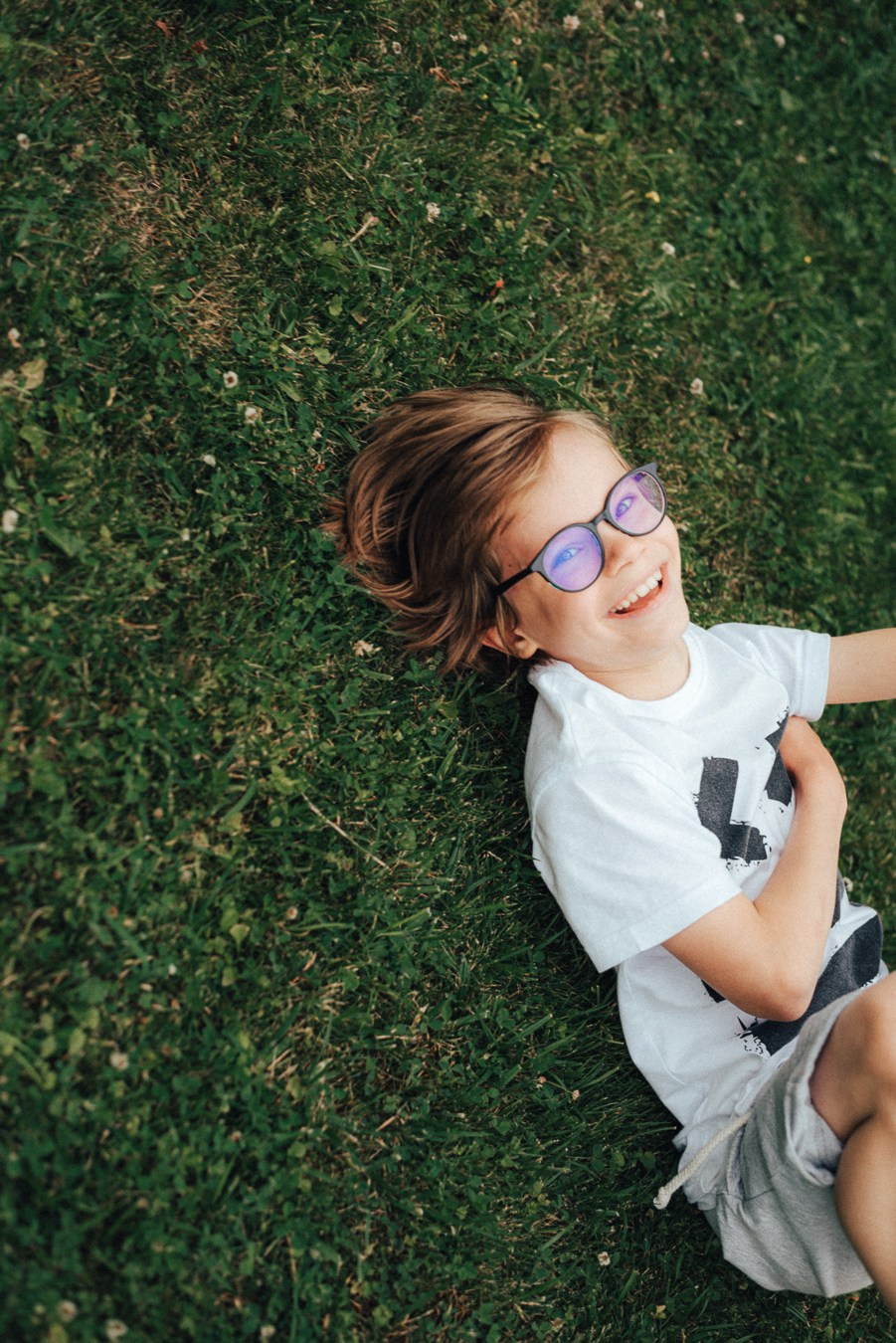 Коля, Ксюша, Саша, Андрей, Кира и бабушки | на даче